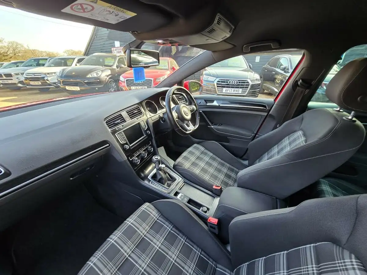 2015-volkswagen-golf-20tdi-gtd-bmt-hatchback-5d-big-22