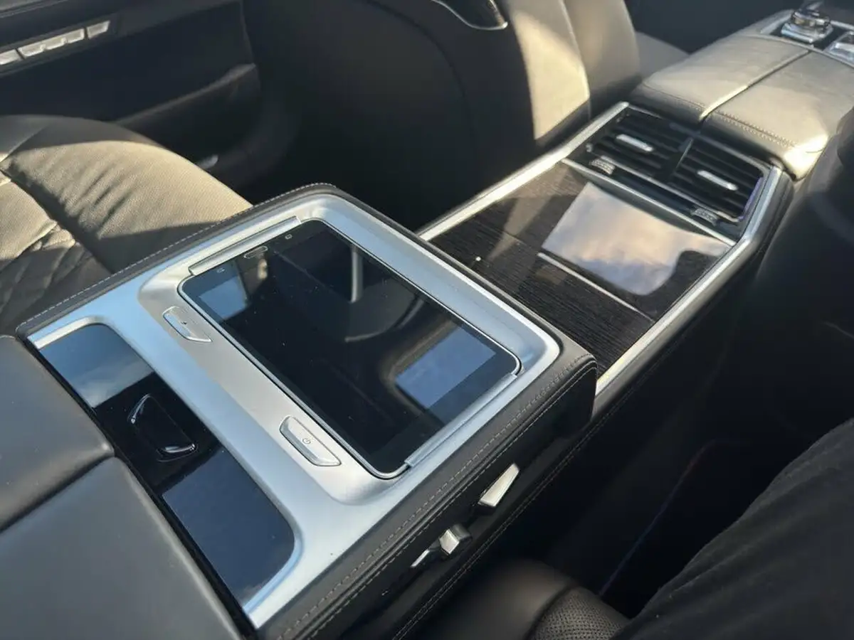 2018-bmw-7-series-66-m760li-big-44