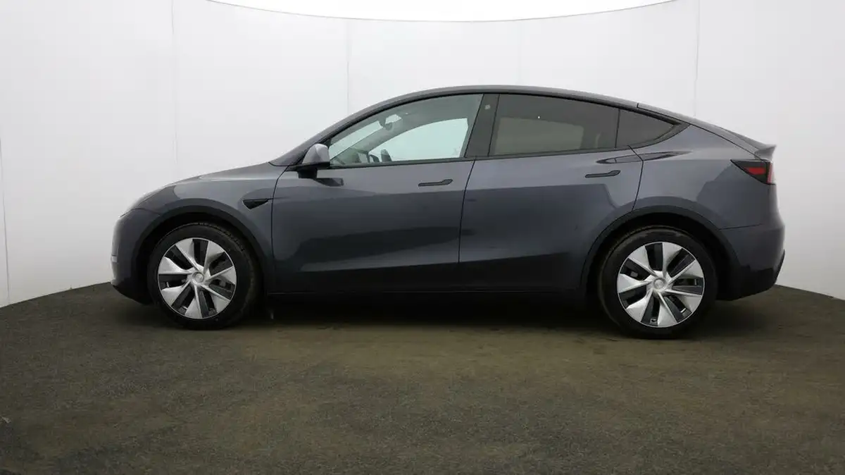 2022-tesla-model-y-e-long-range-big-3