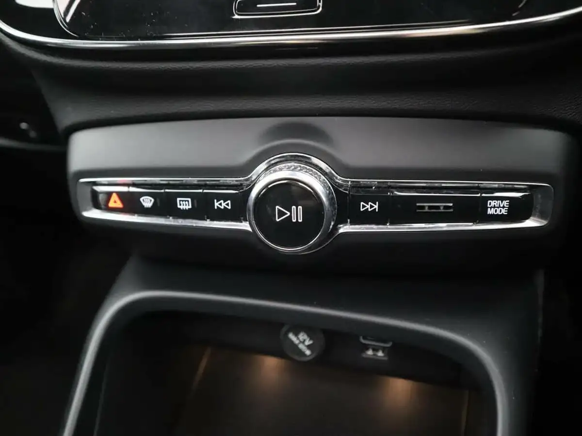 2019-volvo-xc40-20-t4-r-design-awd-big-18
