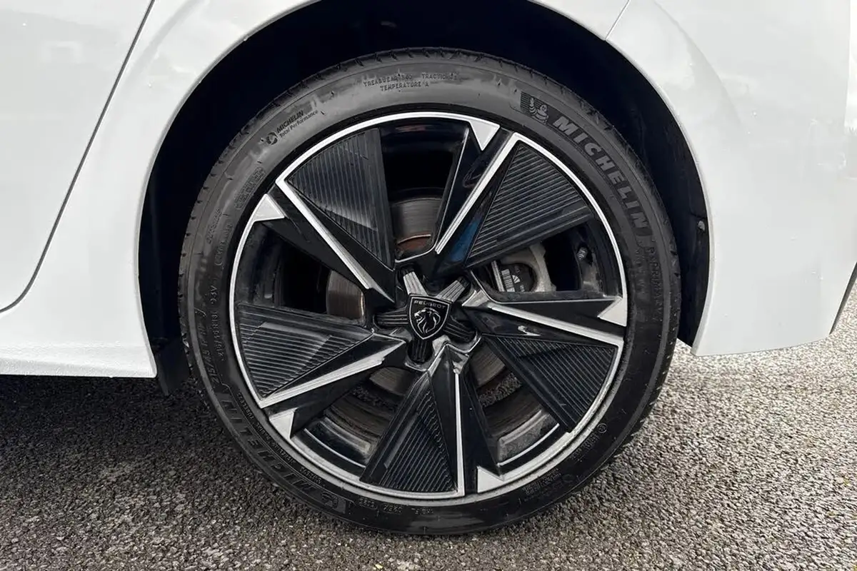 2024-peugeot-308-e-gt-big-10
