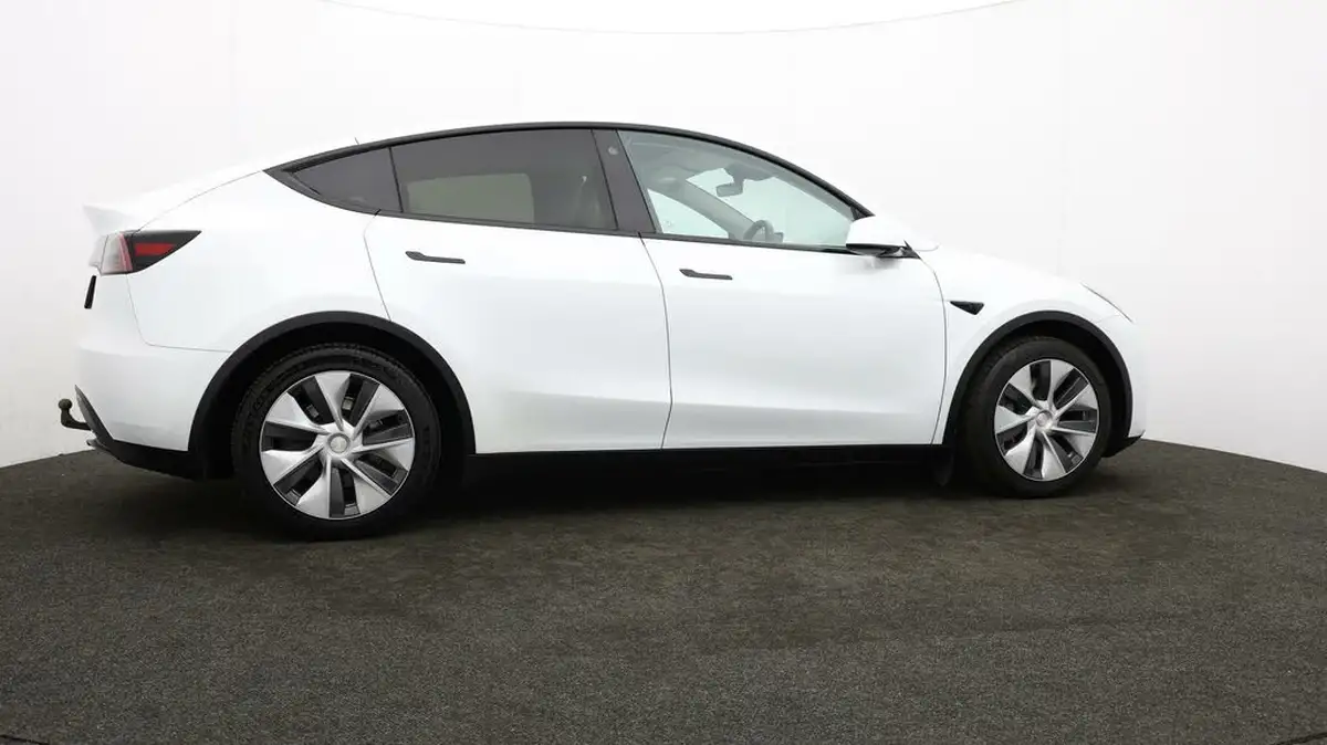 2023-tesla-model-y-e-rwd-big-30