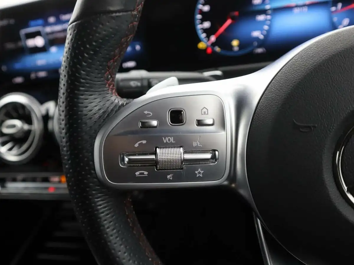 2020-mercedes-benz-glb-class-13-glb200-amg-line-premium-big-19