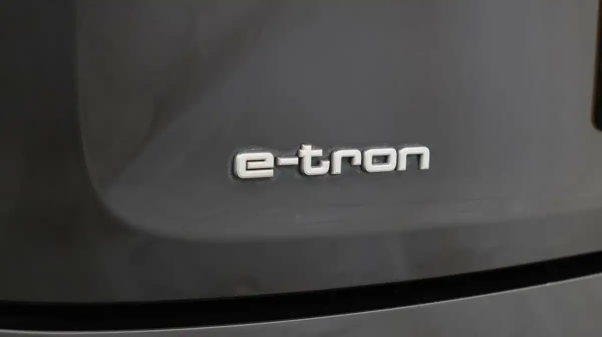 2021-audi-e-tron-55e-s-line-sportback-big-20