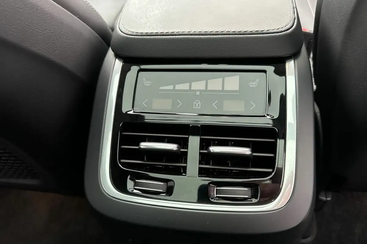 2023-volvo-xc90-20-t8-ultimate-dark-big-32