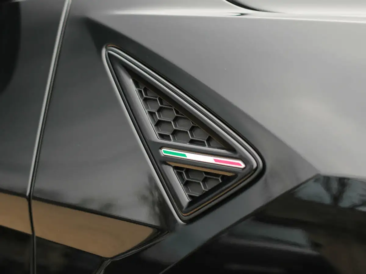 2024-lamborghini-urus-40-no-trim-big-38