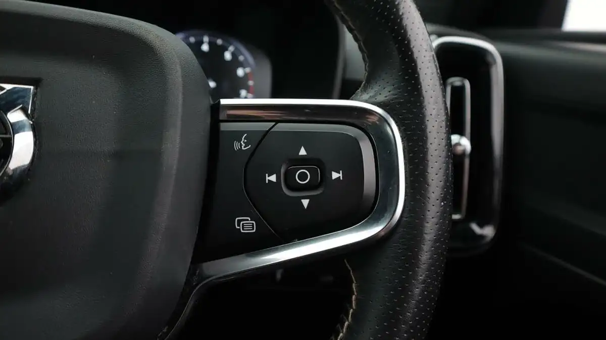 2020-volvo-xc40-15-t3-r-design-big-25