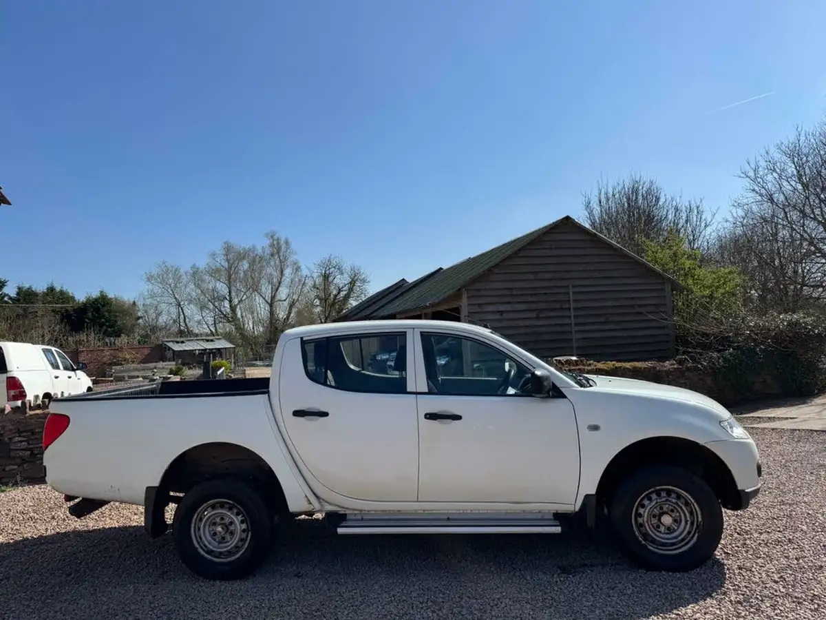 2011-mitsubishi-l200-25td-4life-lb-double-cab-pickup-big-5