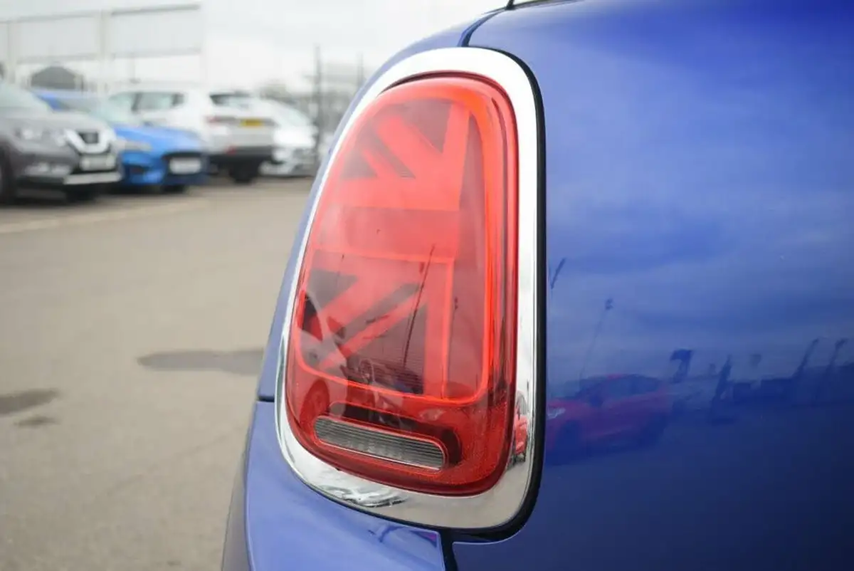 2019-mini-cooper-15-cooper-exclusive-134bhp-hatchback-3d-big-10