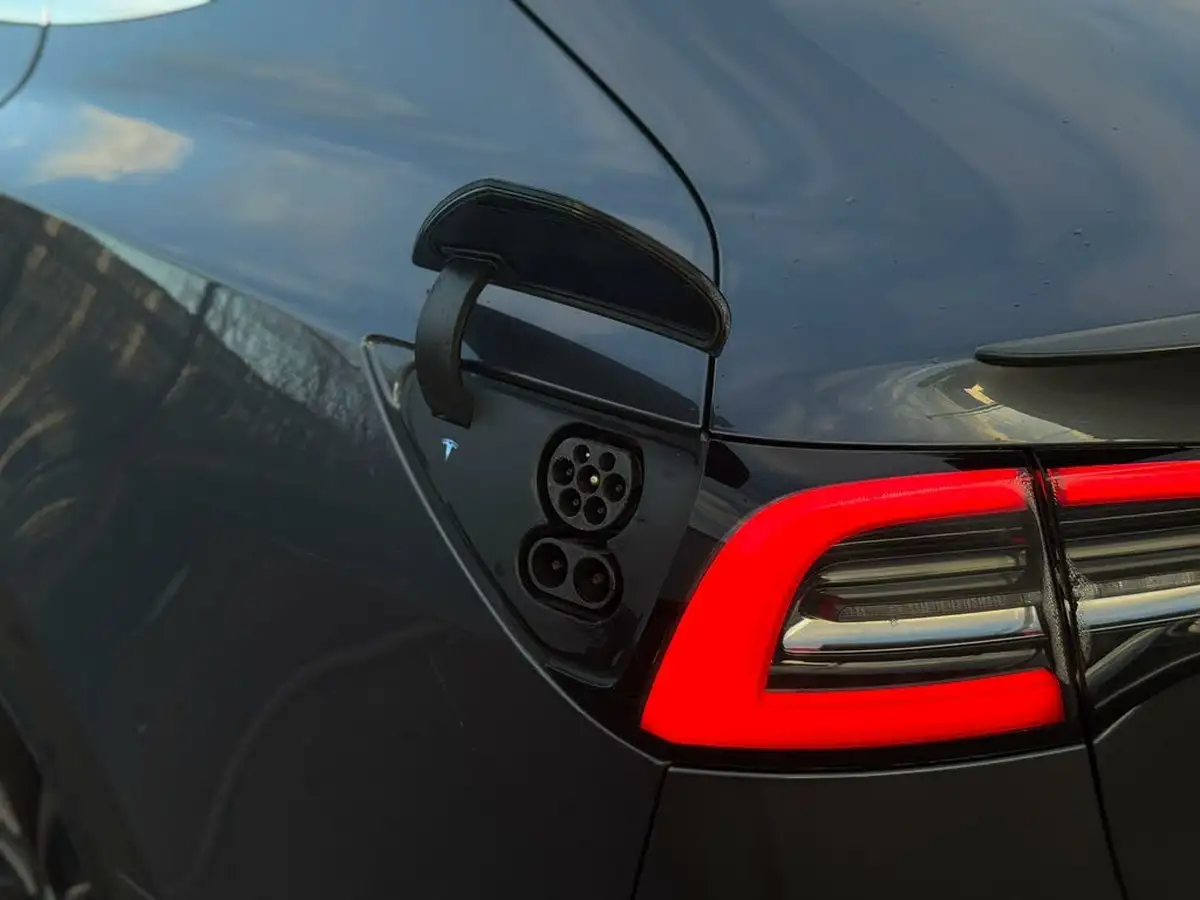 2020-tesla-model-3-e-performance-big-56