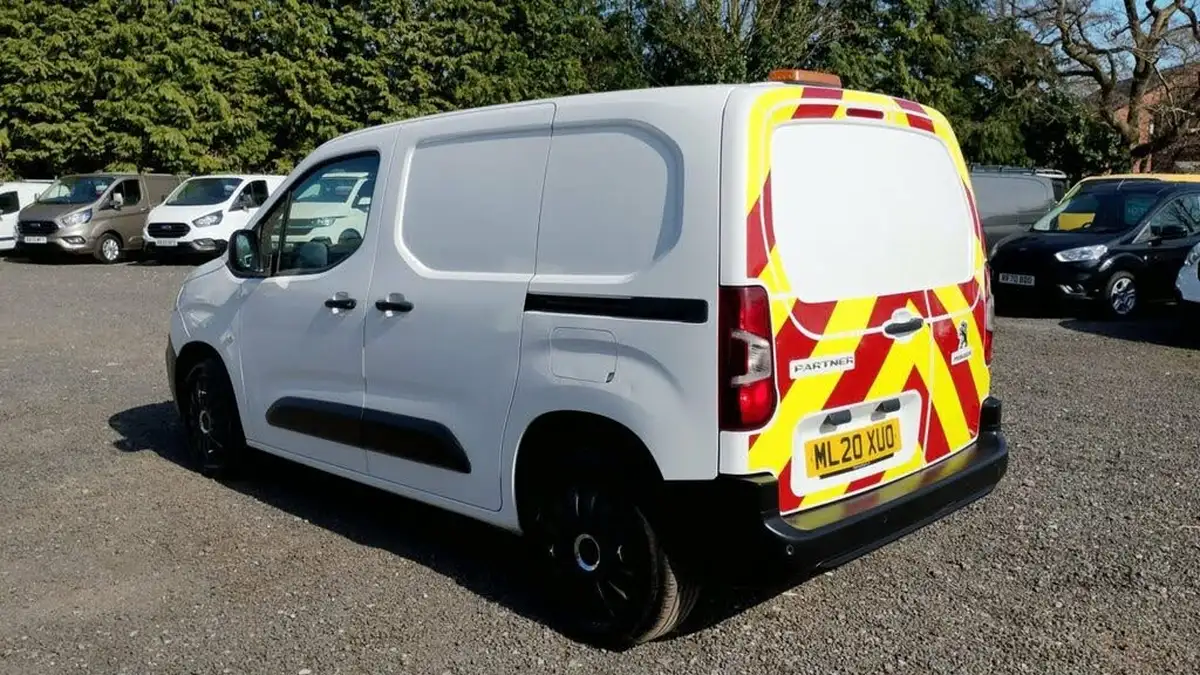 2020-peugeot-partner-15-bluehdi-1000-professional-100ps-eu6dt-panel-big-4