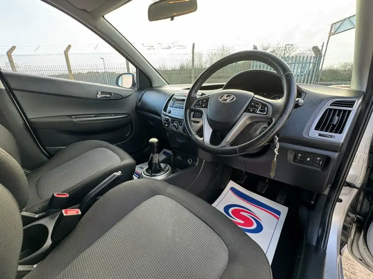 2013-hyundai-i20-12-active-5d-big-25