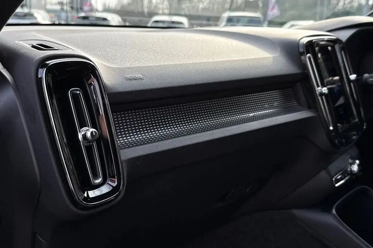 2020-volvo-xc40-20-b4-r-design-awd-big-36