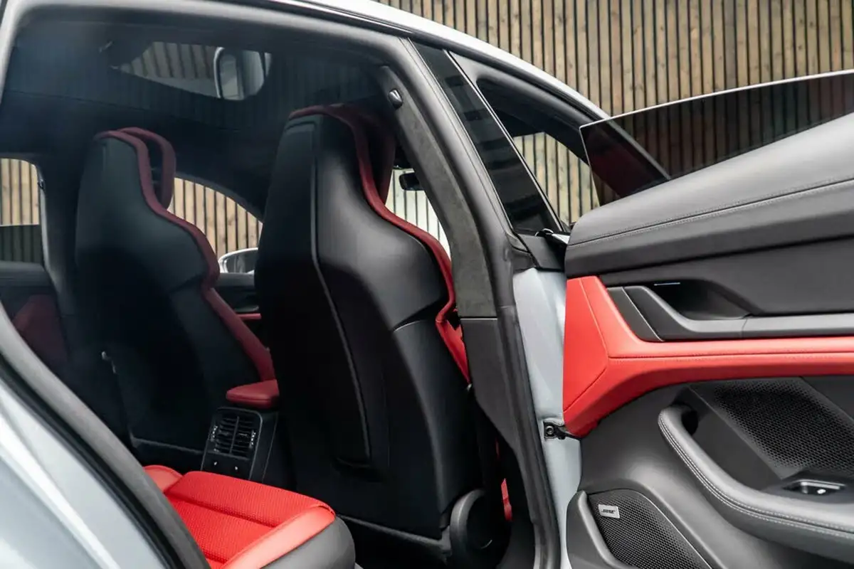 2022-porsche-taycan-e-turbo-big-37