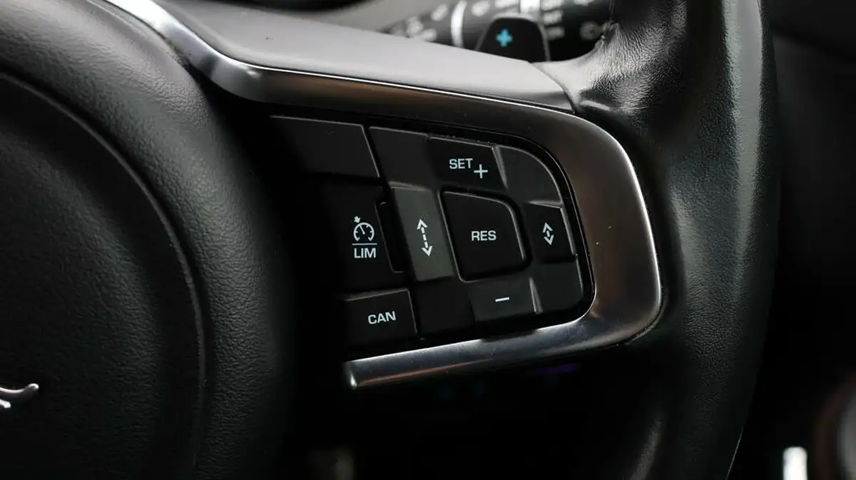 2018-jaguar-e-pace-20-i4d-first-edition-big-26