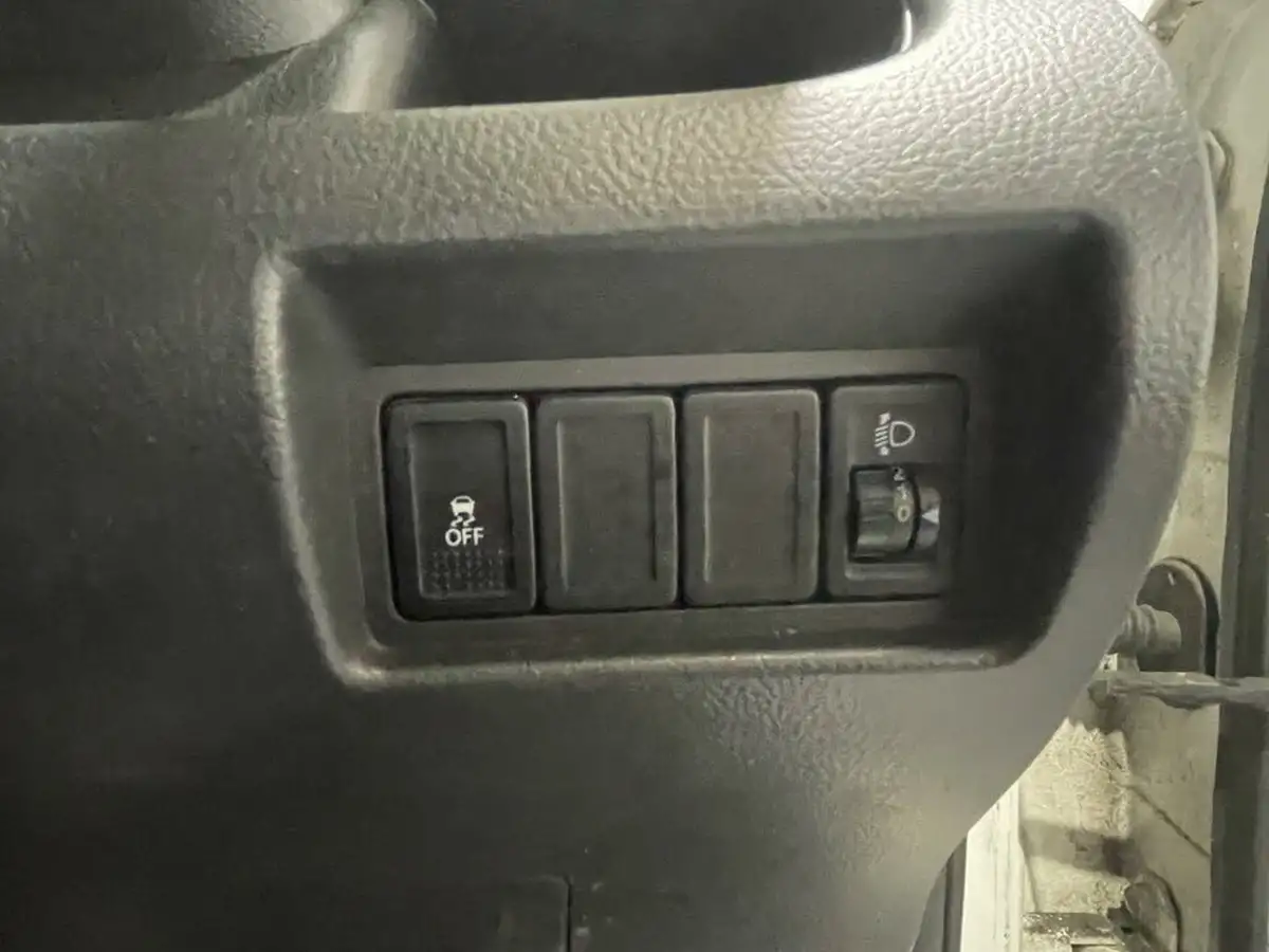 2010-suzuki-swift-12-sz3-3d-big-24