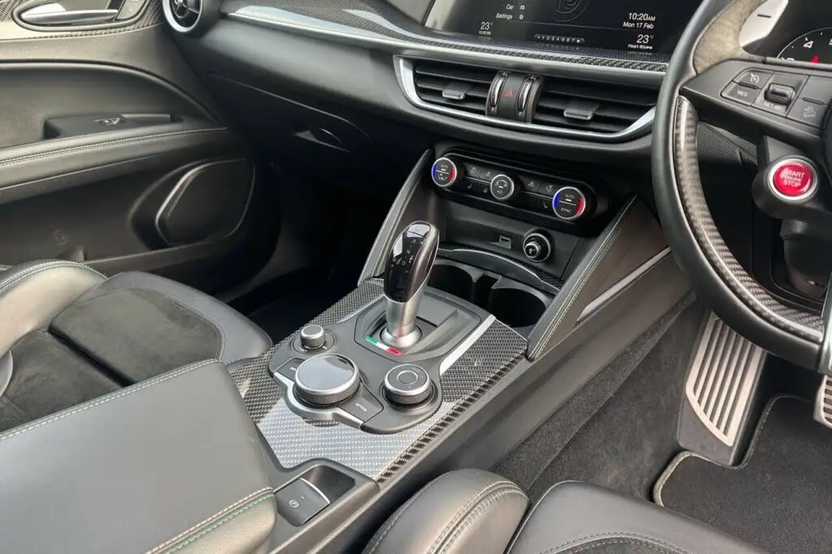 2019-alfa-romeo-stelvio-29-biturbo-quadrifoglio-big-24