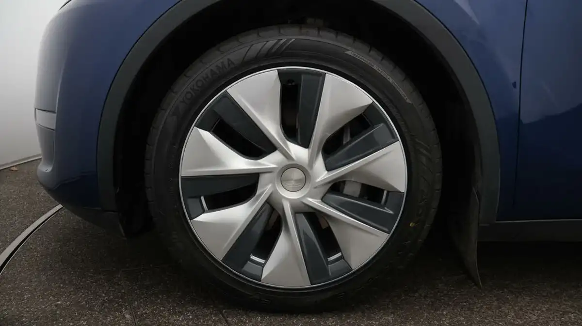 2022-tesla-model-y-e-long-range-big-18