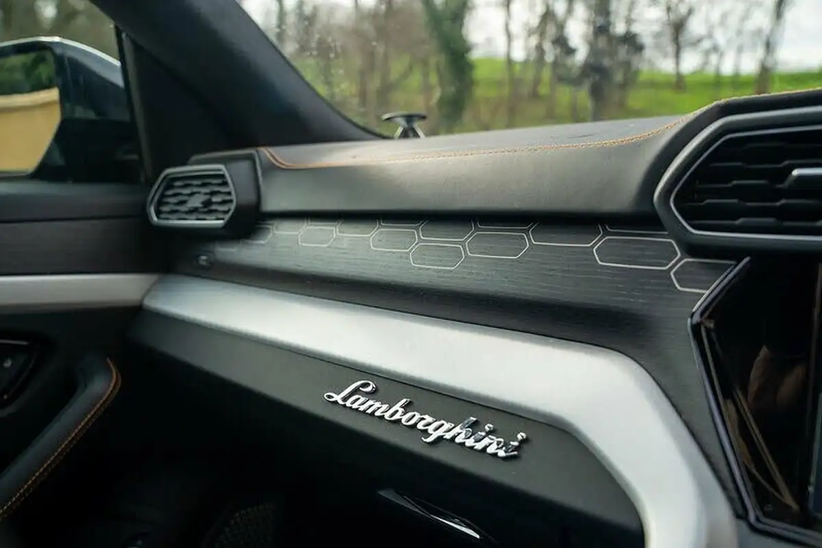 2020-lamborghini-urus-40-no-trim-big-32