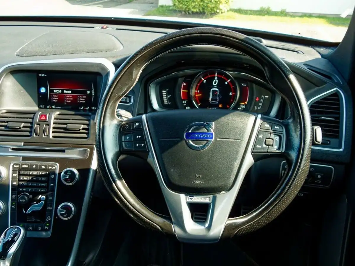 2015-volvo-xc60-24td-d4-r-design-lux-190bhp-nav-ss-geartronic-big-23