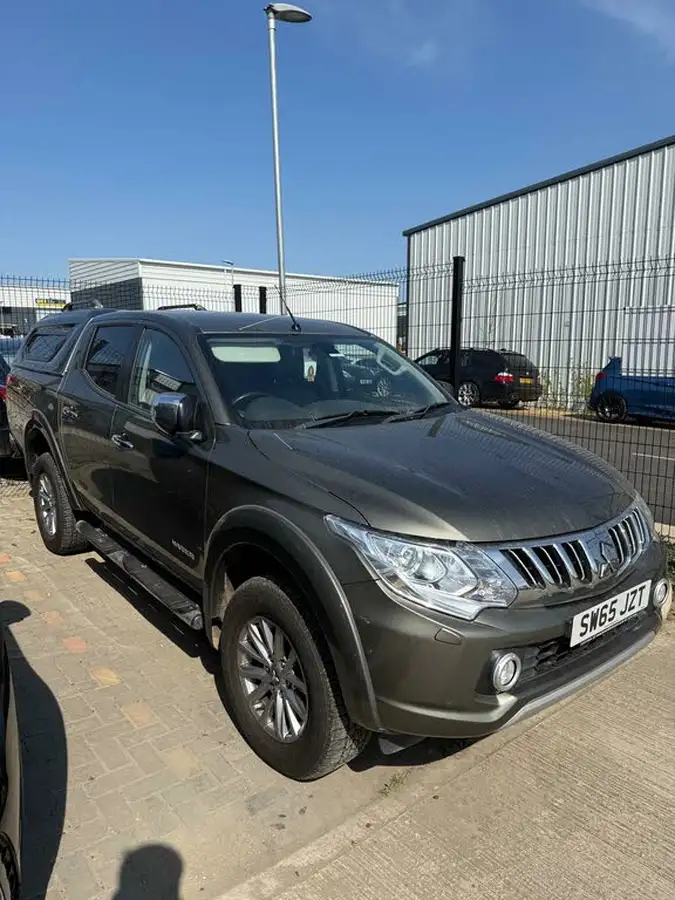 2015-mitsubishi-l200-24di-d-warrior-big-0