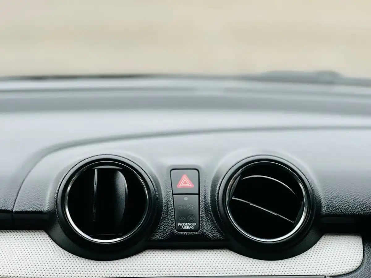 2019-suzuki-swift-12-dualjet-attitude-big-16