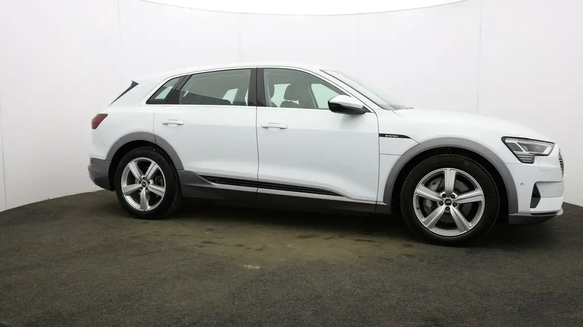 2021-audi-e-tron-50e-technik-station-wagon-big-46