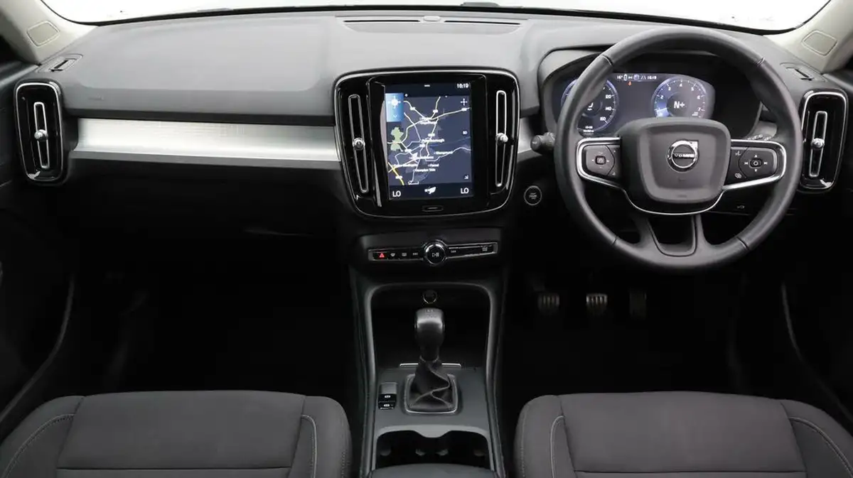 2022-volvo-xc40-15-t3-momentum-big-13