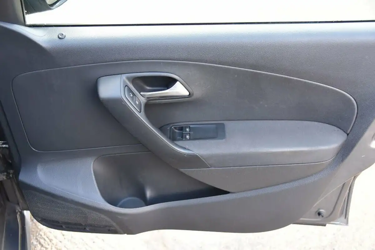2010-volkswagen-polo-12-s-5d-big-37