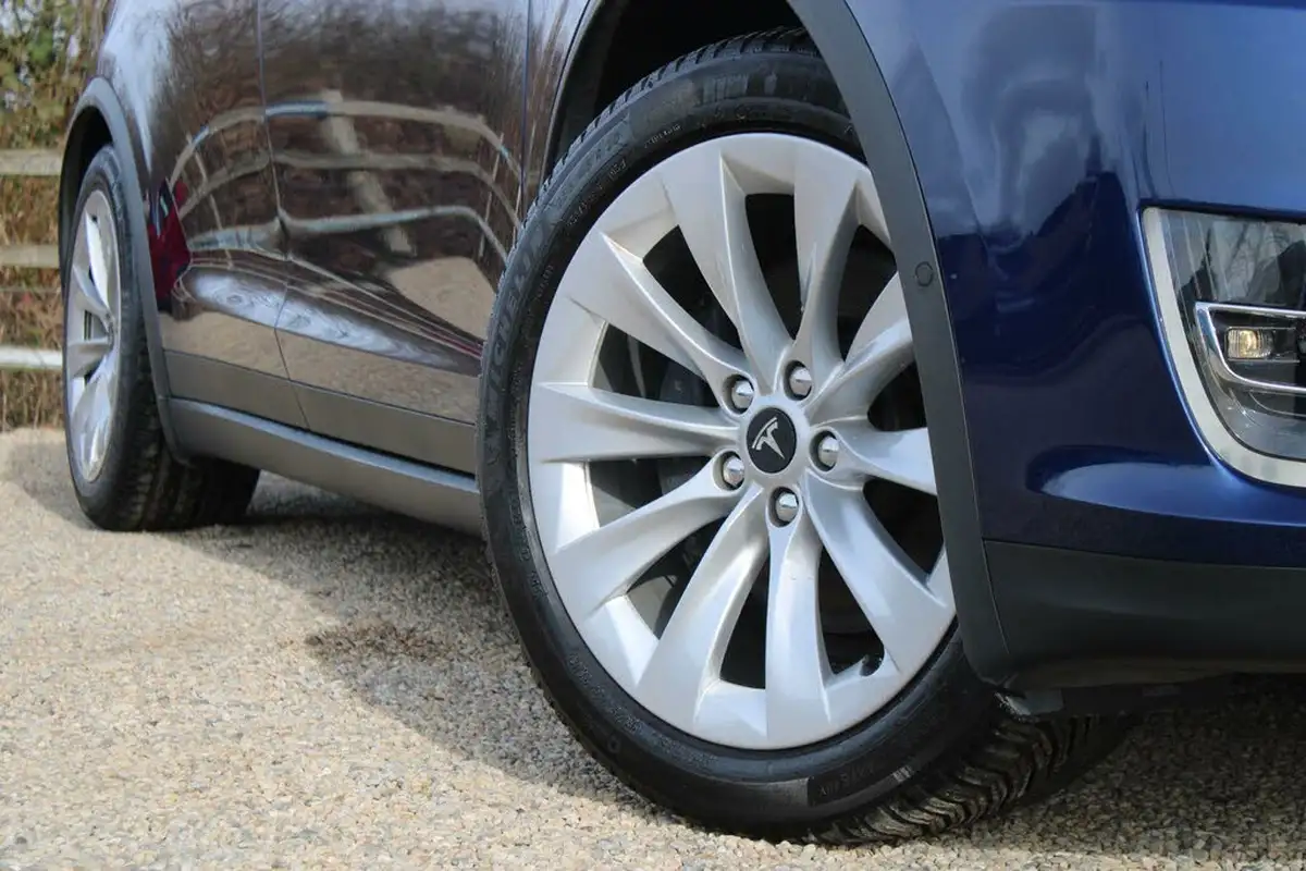 2018-tesla-model-x-e-75d-big-7