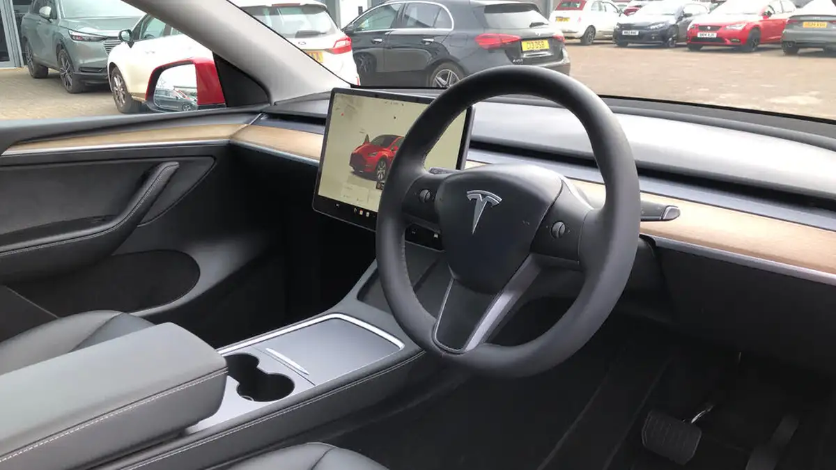 2023-tesla-model-y-e-long-range-big-8