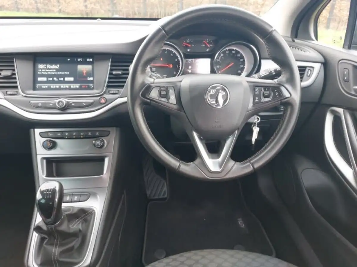 2019-vauxhall-astra-14i-16v-turbo-tech-line-nav-125ps-ss-hatchback-big-6