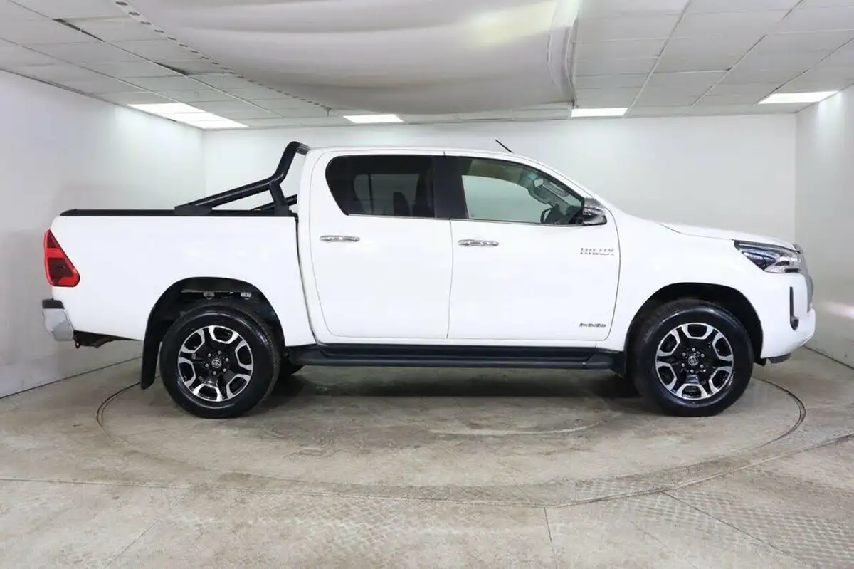 2021-toyota-hi-lux-28d-4d-invincible-204hpeu6d-auto-big-9