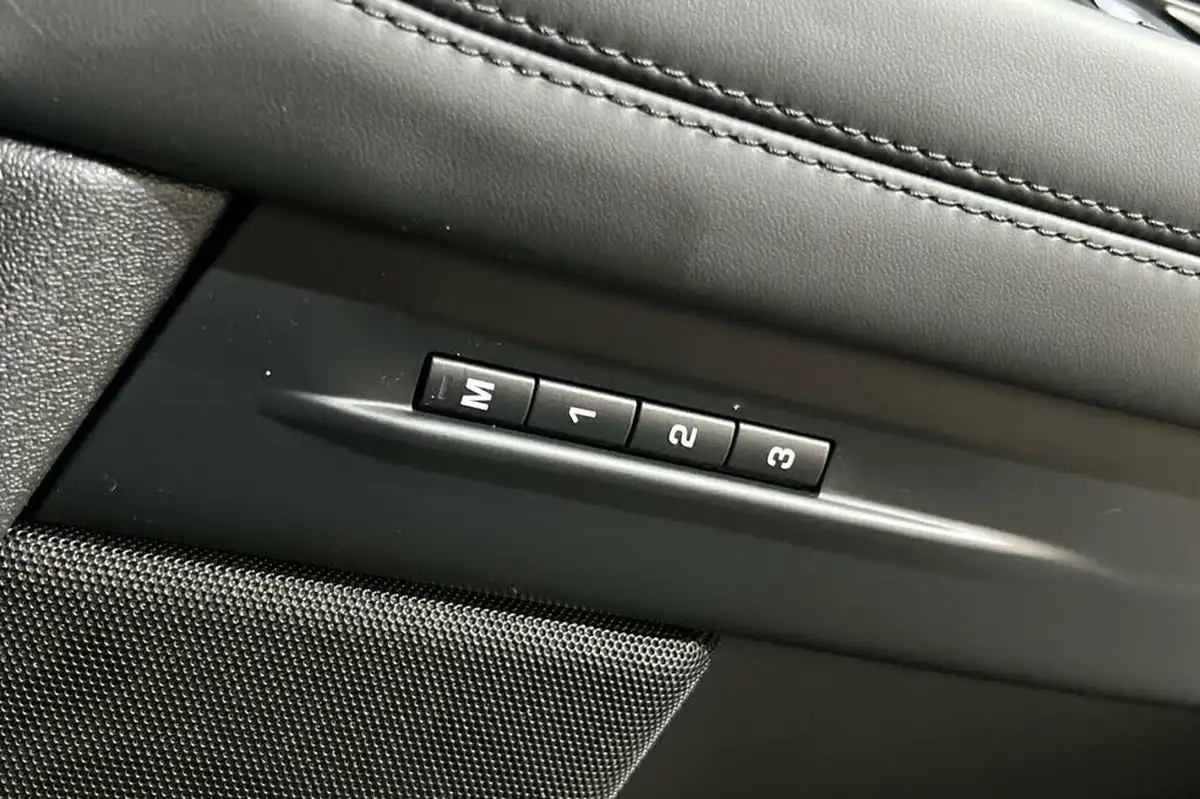 2022-land-rover-range-rover-evoque-15-p300e-r-dynamic-hse-big-38