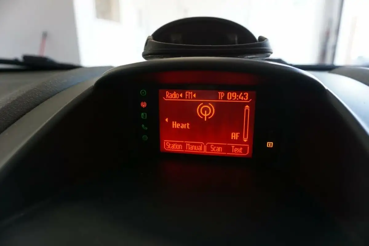 2011-ford-fiesta-125-zetec-5d-big-24