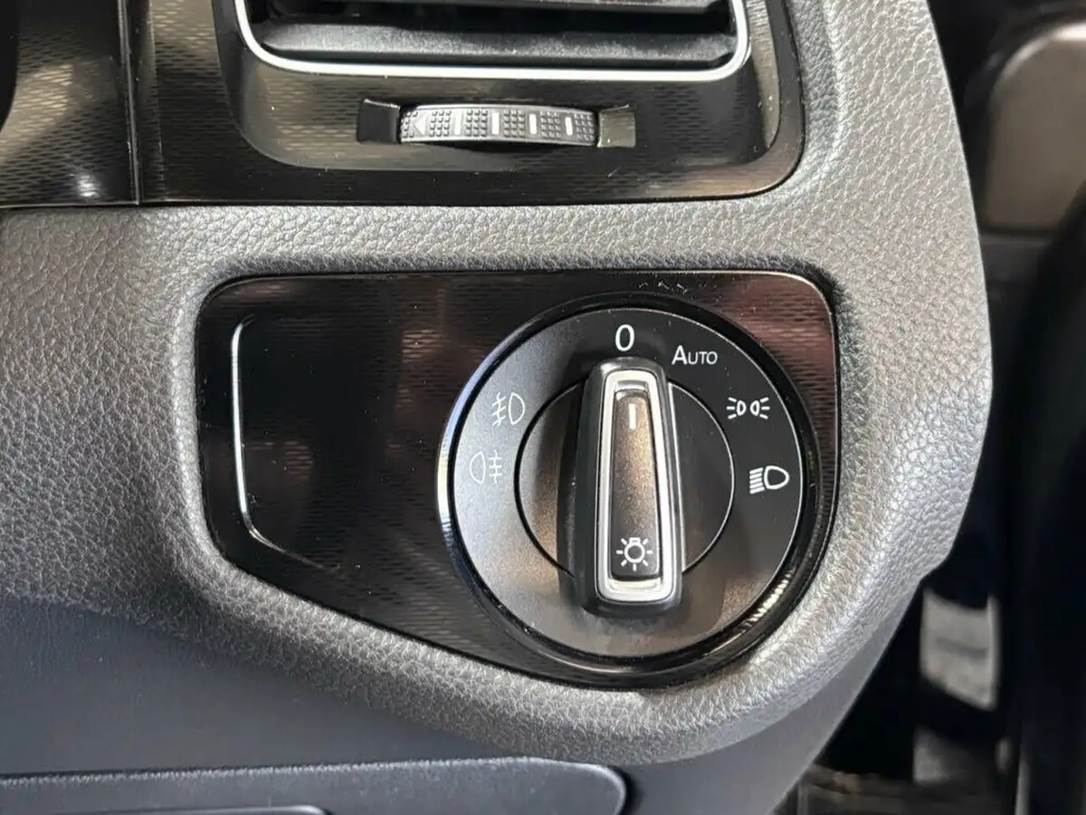 2014-volkswagen-golf-20tdi-gtd-5d-big-32