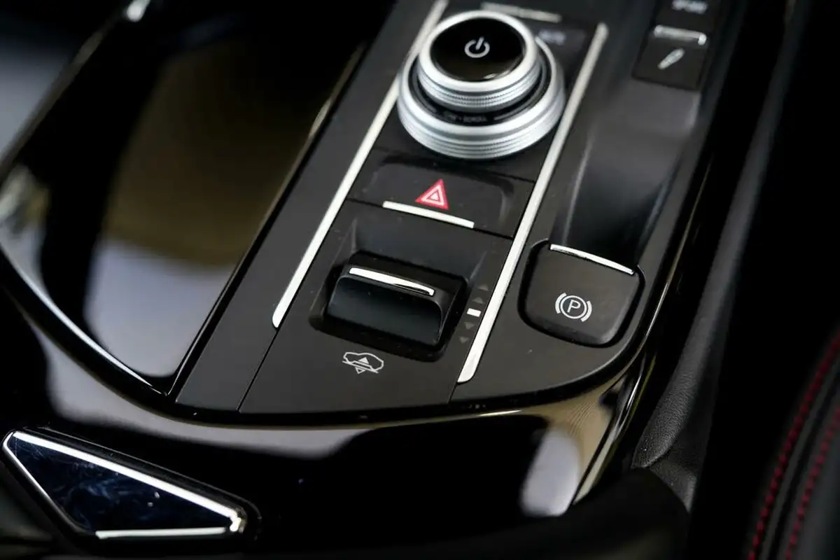 2021-maserati-levante-30-gransport-big-22