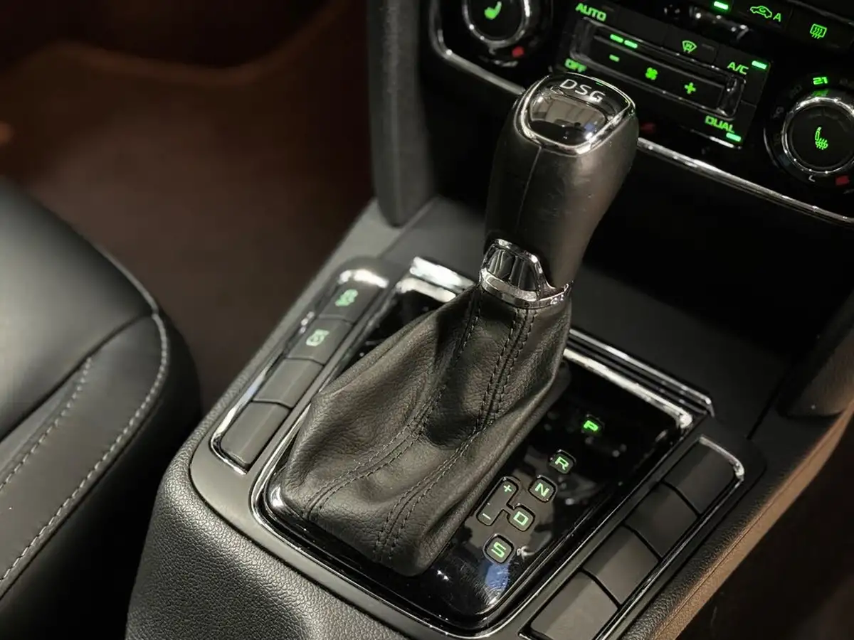 2015-skoda-superb-18-elegance-hatchback-big-24