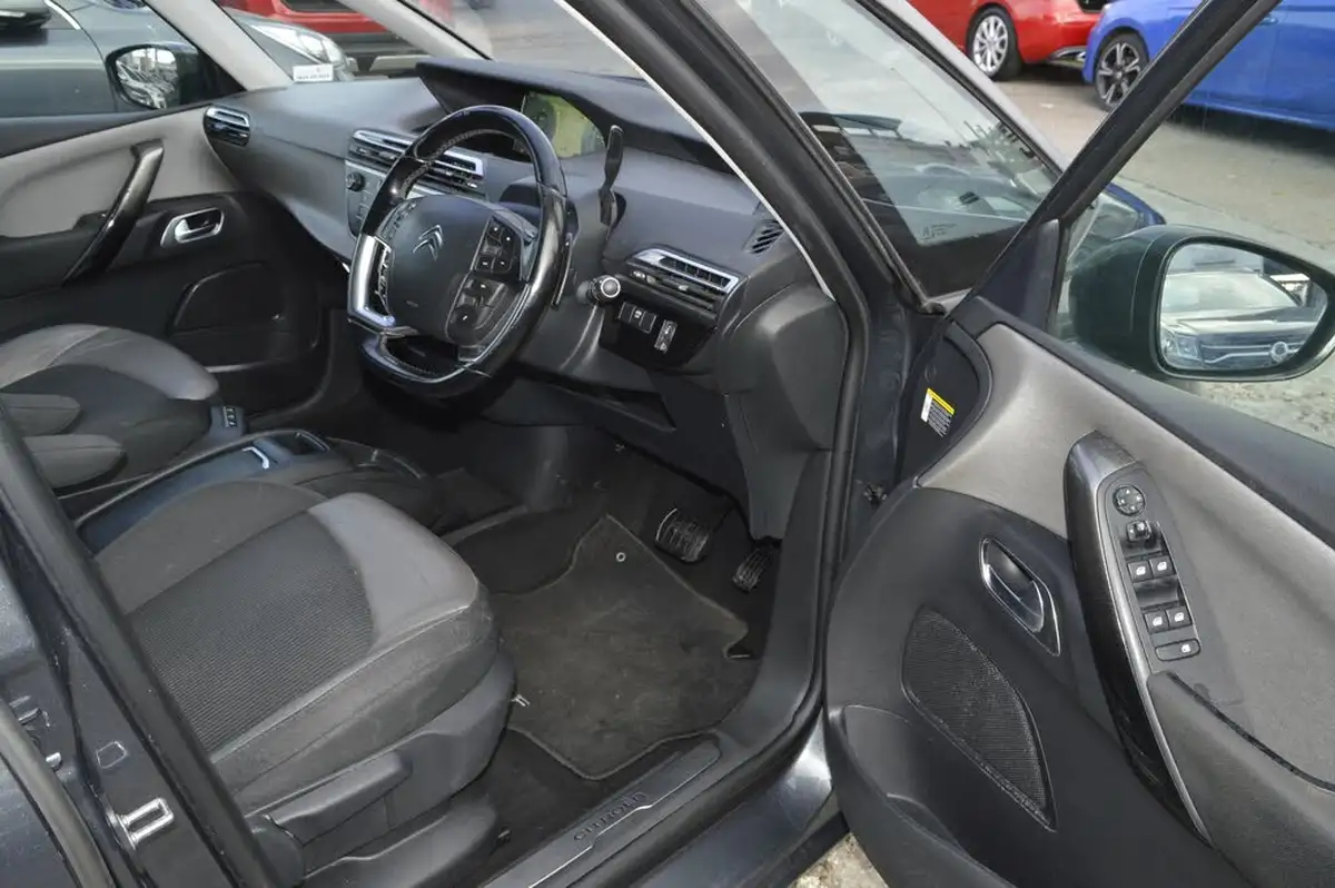2016-citroen-grand-c4-picasso-16bluehdi-exclusive-eat6-big-15
