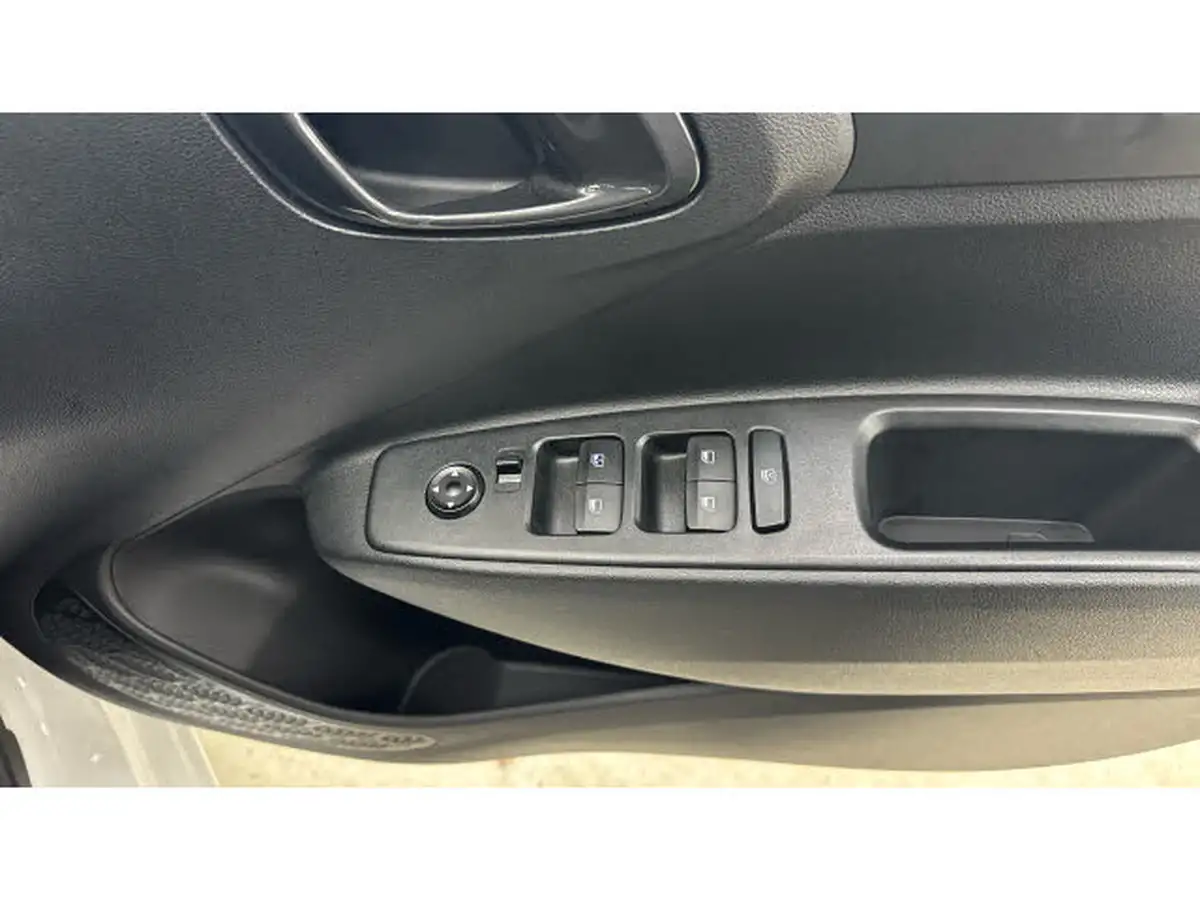 2022-hyundai-i10-12-se-connect-big-21
