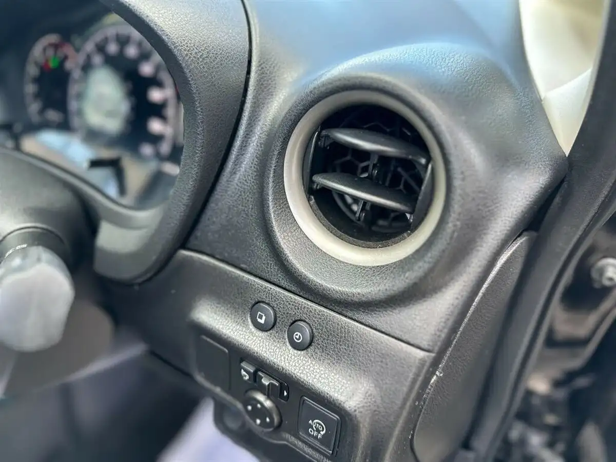 2013-nissan-note-big-18