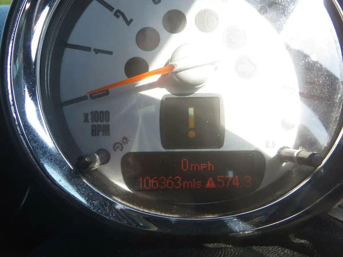 2010-mini-cooper-16-one-98bhp-convertible-2d-big-9