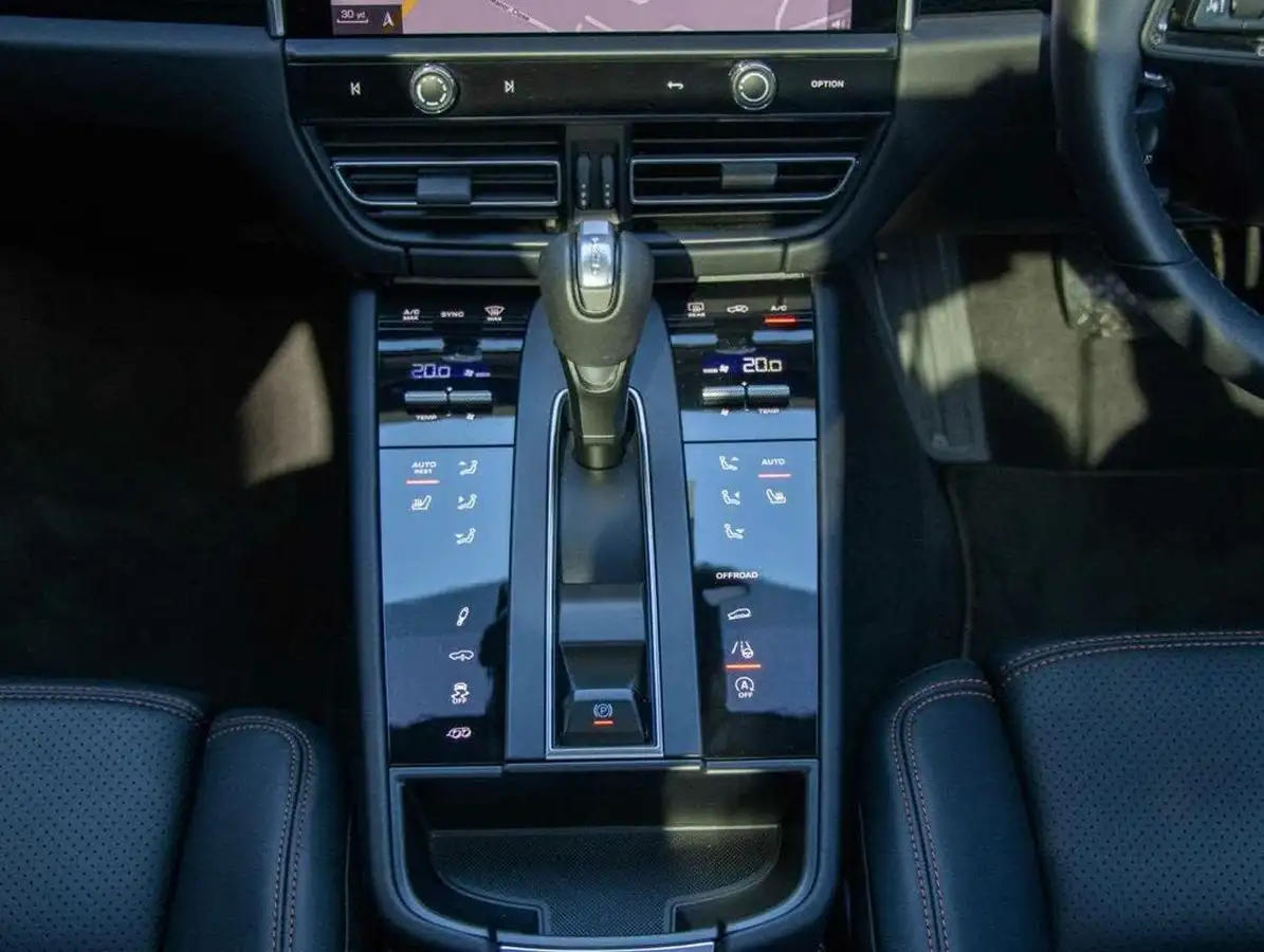 2024-porsche-macan-20-big-26