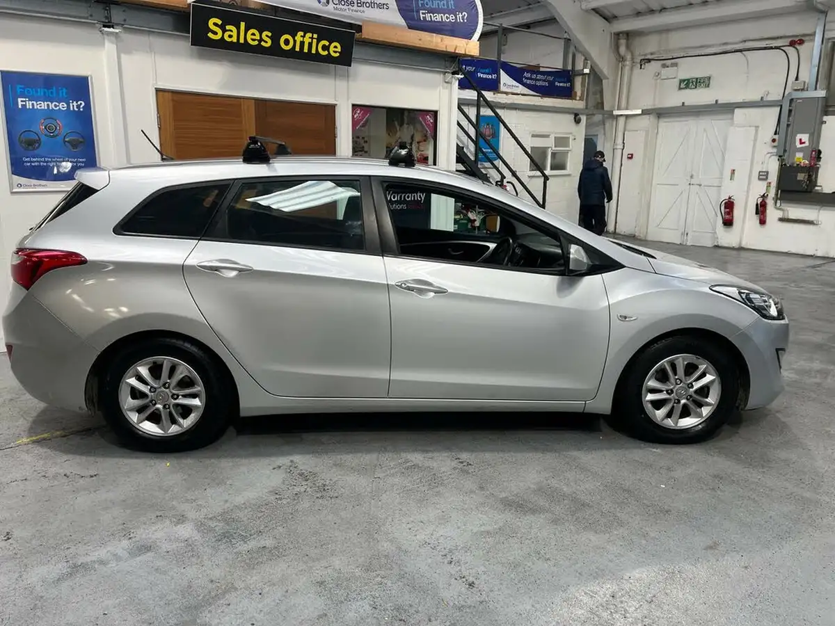2013-hyundai-i30-16-active-estate-big-5
