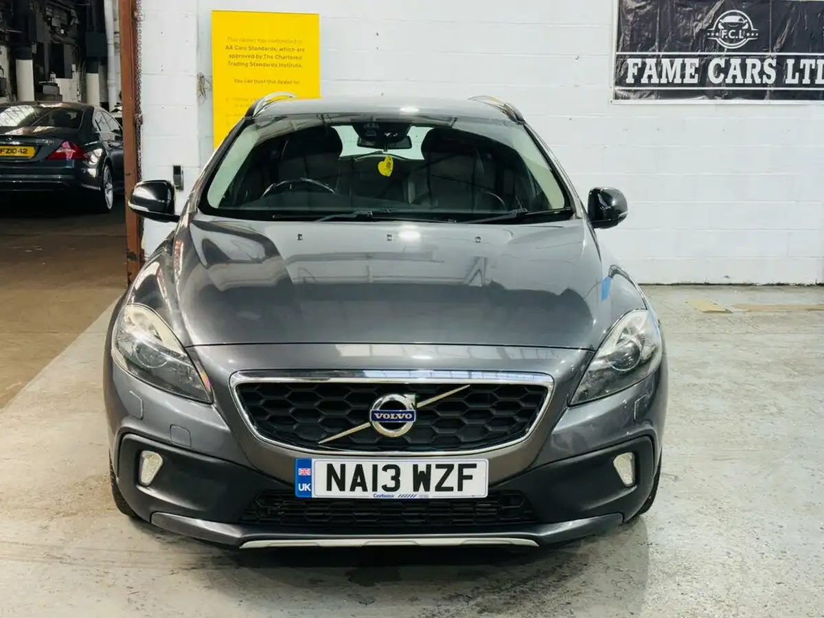 2013-volvo-v40-20td-d3-cross-country-lux-nav-geartronic-big-1