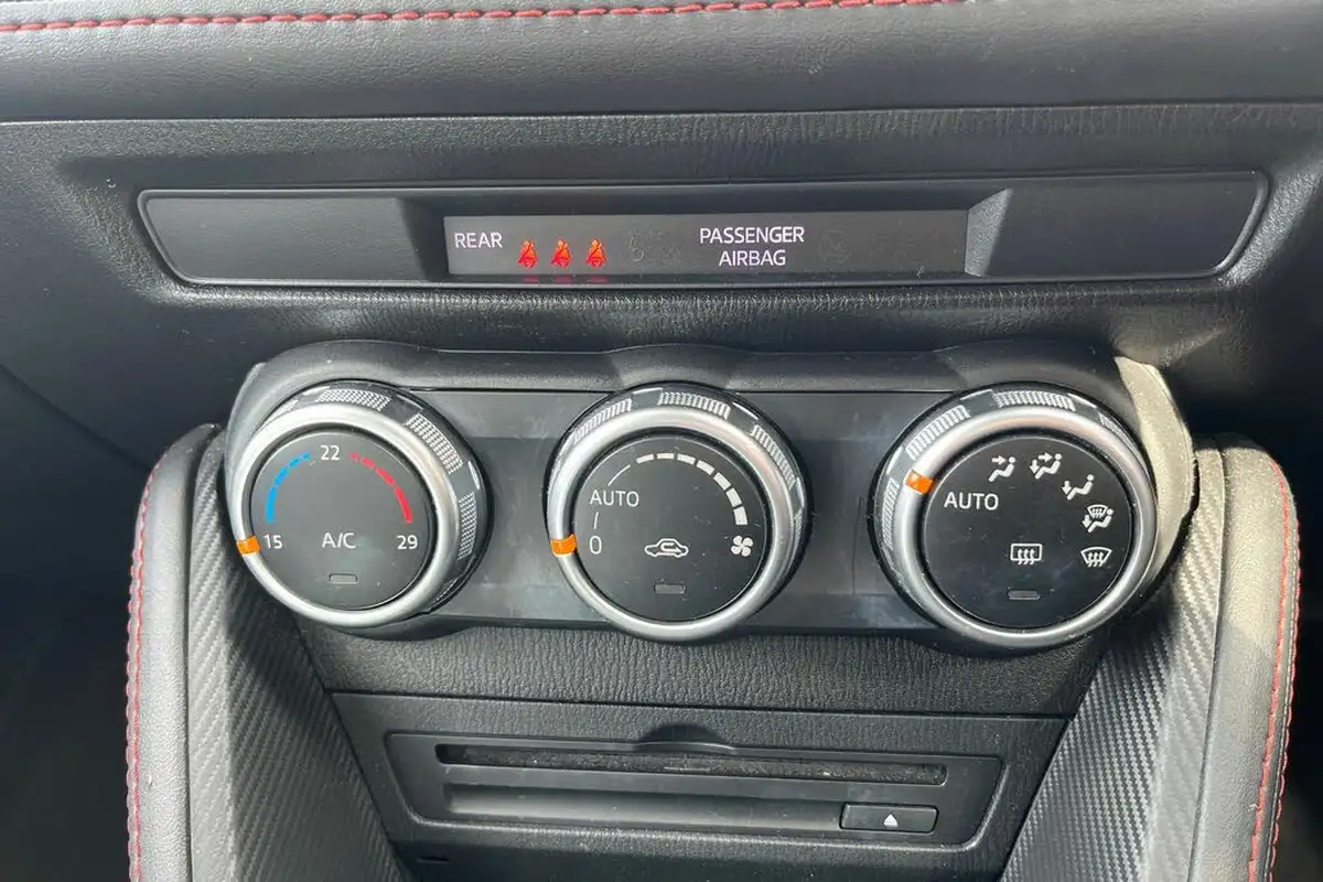 2015-mazda-mazda2-15-sport-nav-90ps-big-15
