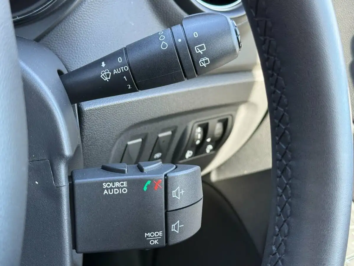 2018-renault-captur-09-tce-iconic-big-28