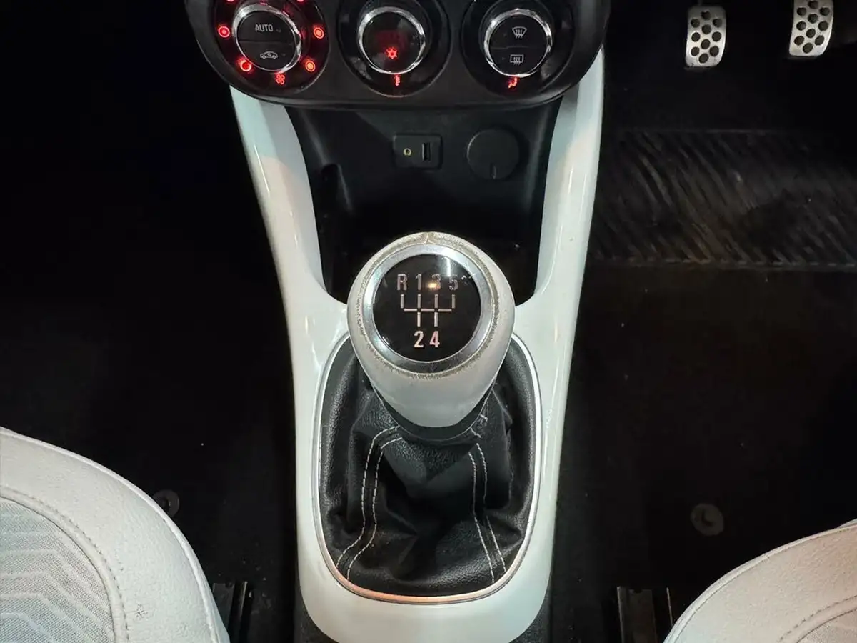 2014-vauxhall-adam-14-white-edition-big-19