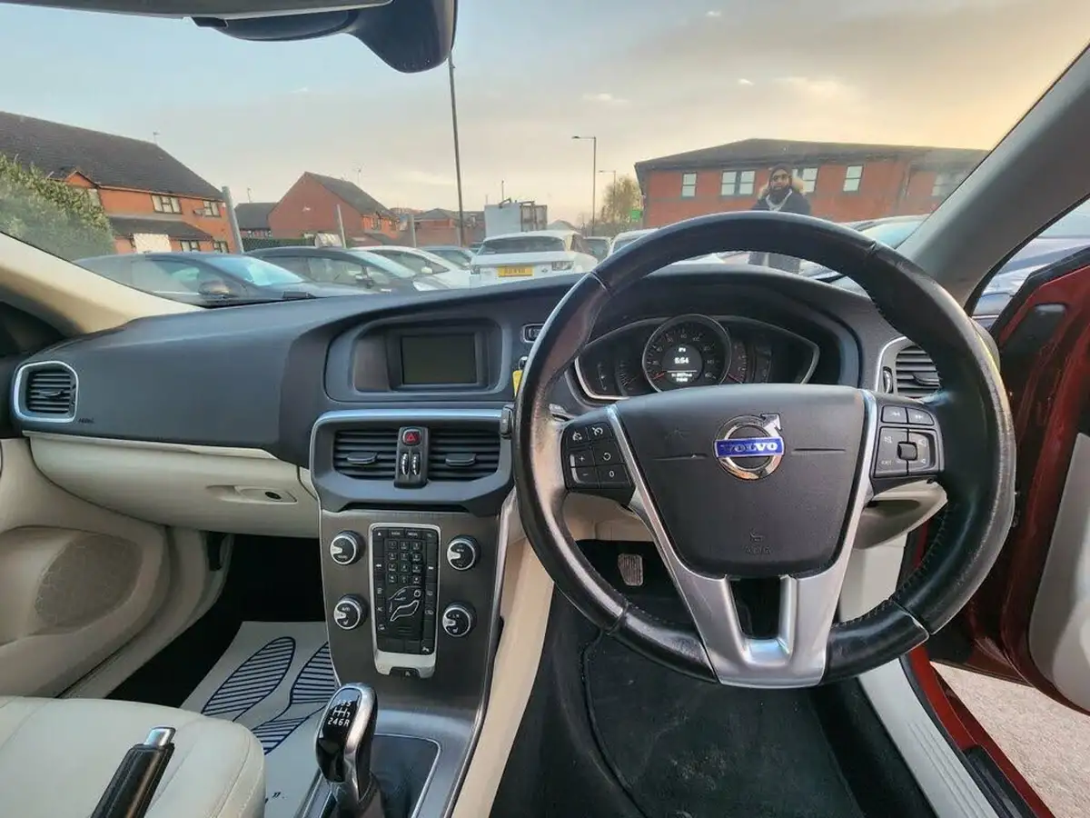2015-volvo-v40-20td-d3-se-nav-1969cc-big-9