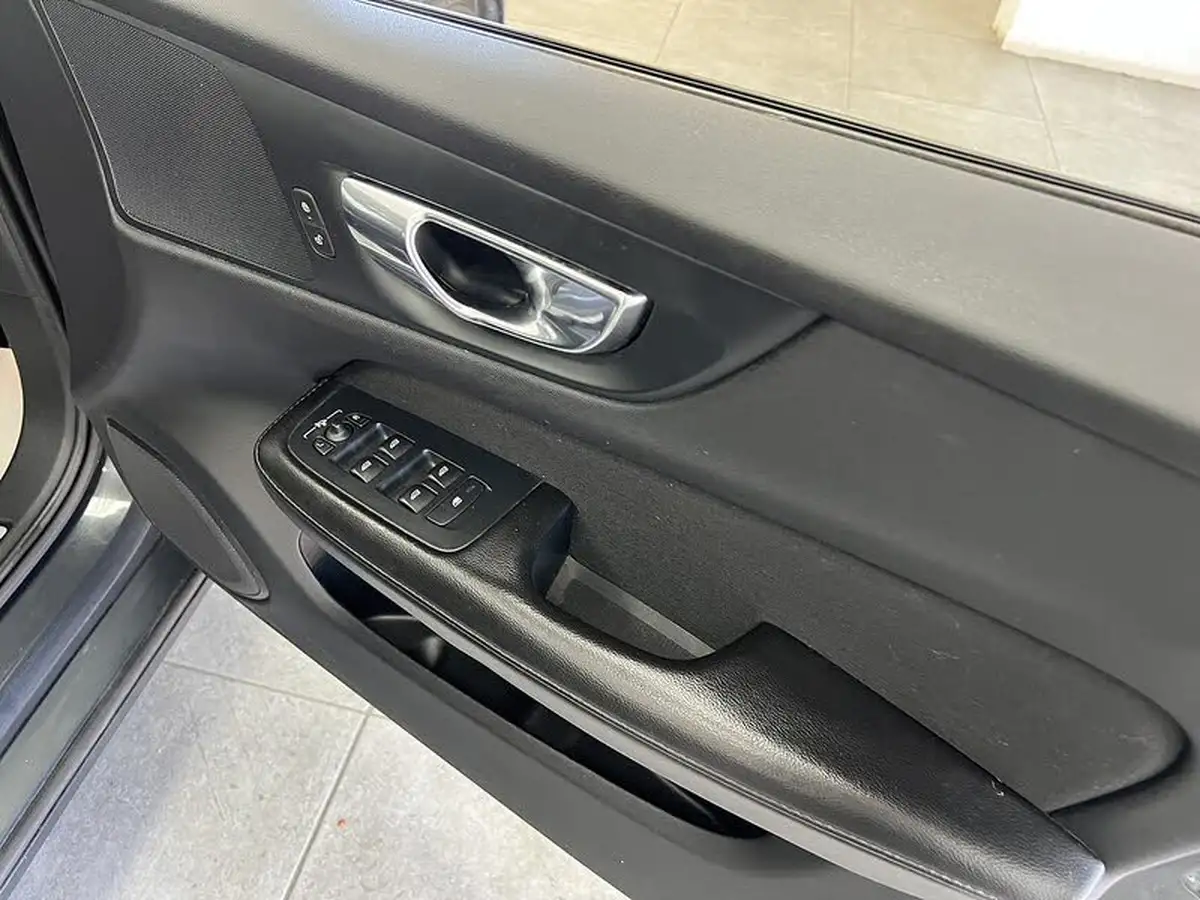 2019-volvo-v60-20td-d3-momentum-big-16